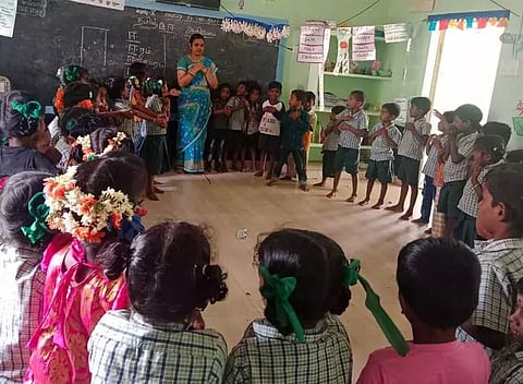 8 வயதுக்கு உள்பட்ட குழந்தைகளின் கற்றல் இடைவெளிக்குத் தீர்வு 'எண்ணும், எழுத்தும்' திட்டம் இலக்கை நோக்கிச் செல்கிறதா? ஆசிரியர்கள், பெற்றோகள் கருத்து