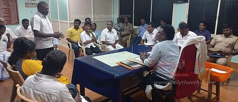 இரு பிரிவாக பிரிந்த தஞ்சை பூச்சந்தை வியாபாரிகள்: வருவாய் கோட்டாட்சியர் தலைமையில் அமைதி பேச்சுவார்த்தை