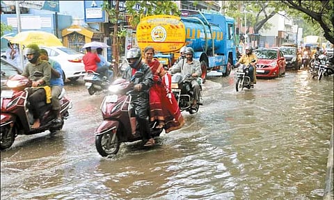 சென்னையில் இடைவிடாது பெய்த மழை: இயல்பு வாழ்க்கை பாதிப்பு