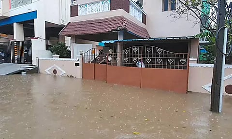 நேமம் ஏரியில் இருந்து திறந்துவிடப்பட்ட உபரிநீர் குடியிருப்புகளை சூழ்ந்ததால் பொதுமக்கள் அவதி