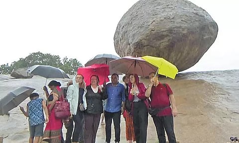 கொட்டும் மழையில் மாமல்லபுரம் புராதன சின்னங்களை பார்த்து ரசித்த சுற்றுலா பயணிகள்