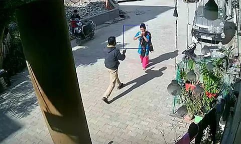 பட்டப்பகலில் வீட்டின் முன் துப்பாக்கி முனையில் பெண்ணிடம் நகை கொள்ளை - அதிர்ச்சி சம்பவம்