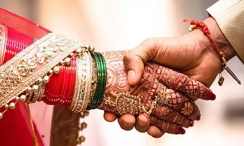 பேஸ்புக்கில் ஸ்போக்கன் இங்கிலீஷ் கிளாஸ் மூலம் காதலித்து திருமணம் செய்து கொண்ட தம்பதி!