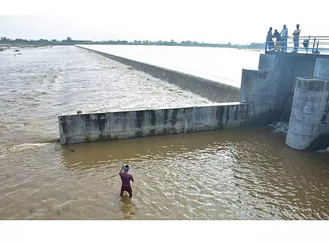 விழுப்புரம், கள்ளக்குறிச்சி மாவட்டங்களில் தொடர் மழை: தென்பெண்ணை, மணிமுக்தா ஆறுகளில் வெள்ளப்பெருக்கு தரைப்பாலங்கள் மூழ்கியதால் போக்குவரத்து துண்டிப்பு