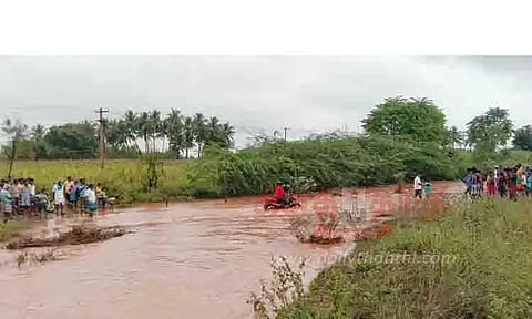 குளித்தலை அருகே 20 கிராம மக்கள் அவதி: தரைமட்ட பாலத்தை கடந்து செல்லும் தண்ணீர்