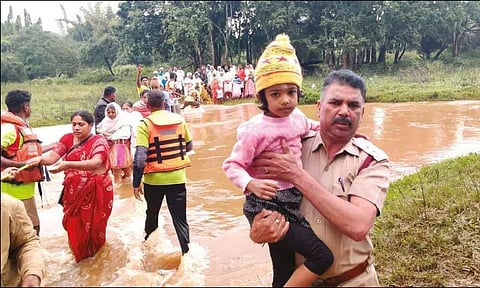 கோவிலுக்கு சென்று திரும்பியபோது பரிதாபம்: காட்டாற்று வெள்ளத்தில் சிக்கி 3 பெண் பக்தர்கள் பலி