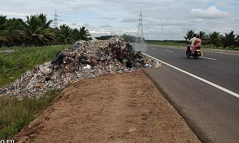 உடுமலை அருகே நான்கு வழிச்சாலை ரோட்டோரத்தில் கழிவுகளை கொட்டுபவர்கள் மீது நடவடிக்கை எடுக்க வேண்டும் என பொதுமக்கள் கோரிக்கை விடுத்துள்ளனர்.