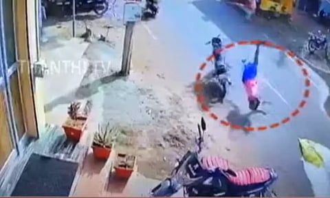 சாலையில் சென்ற நபருக்கு லாரியில் இருந்து விழுந்த பாசக்கயிறு - நொடியில் நடந்த அதிர்ச்சி