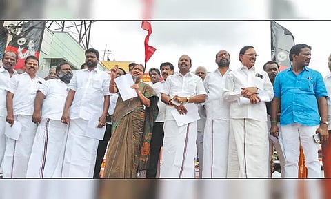 செங்கல்பட்டு, காஞ்சீபுரம் மாவட்டங்களில் அ.தி.மு.க.வினர் கண்டன ஆர்ப்பாட்டம்