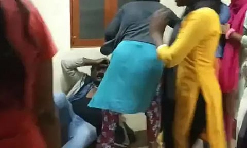 விடுதியில் பாலியல் தொந்தரவு: கம்பு, கட்டைகள் கொண்டு வார்டனை சரமாறியாக தாக்கிய மாணவிகள்...!