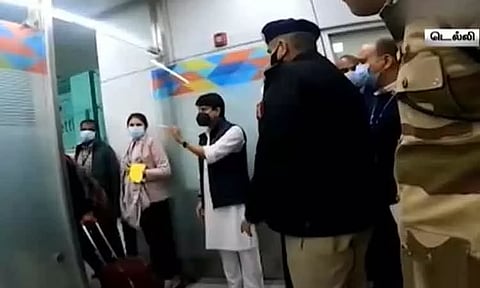 டெல்லி விமான நிலையத்தில் அலைமோதும் கூட்டம் - மத்திய மந்திரி ஜோதிராதித்ய சிந்தியா திடீர் ஆய்வு