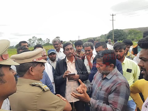 வனத்துறையினருடன், விவசாயிகள் வாக்குவாதம்