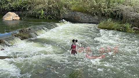 அத்தியாவசிய தேவைகளுக்காக ஆபத்தான முறையில் ஆற்றை கடக்கும் கிராம மக்கள்