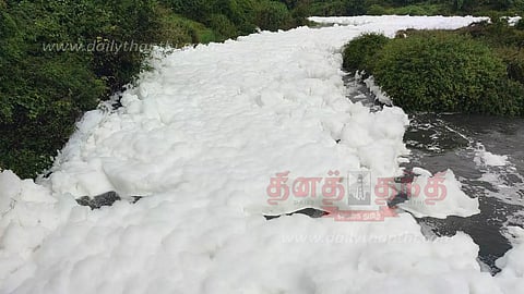 தென்பெண்ணை ஆற்றில் குவியல் குவியலாக ரசாயன நுரை