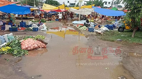 பரமத்திவேலூர் சந்தை மேம்படுத்தப்படுமா? வியாபாரிகள், பொதுமக்கள் எதிர்பார்ப்பு