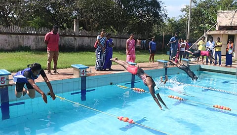 கல்லூரிகளுக்கு இடையேயான பெண்கள் நீச்சல் போட்டி