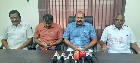 முதல் முறையாக நாமக்கல்லில் இருந்து மலேசியாவிற்கு 54 ஆயிரம் முட்டைகள் ஏற்றுமதி கோழிப்பண்ணையாளர்கள் சங்கத்தலைவர் சிங்கராஜ் தகவல்