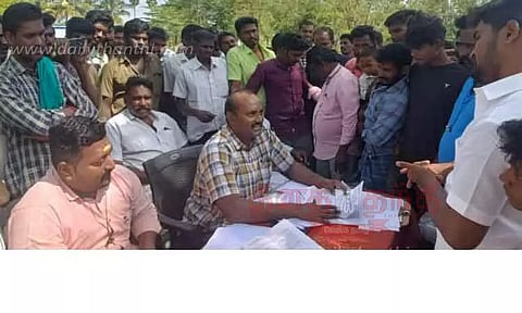 ஓமலூர் அருகே காமலாபுரத்தில் 2 ஏரிகளில் மீன்பிடி உரிமத்துக்கு ஏலம் விட பொதுமக்கள் எதிர்ப்பு அதிகாரிகளை முற்றுகையிட்டதால் பரபரப்பு