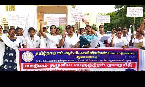 பணி நிரந்தரம் செய்யக்கோரி நர்சுகள் ஆர்ப்பாட்டம்