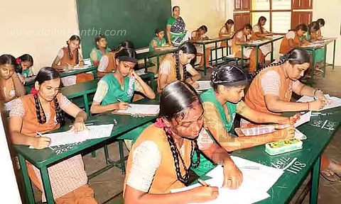 பிளஸ்-1, பிளஸ்-2 மாணவர்களுக்கு அரையாண்டு தேர்வு தொடக்கம்