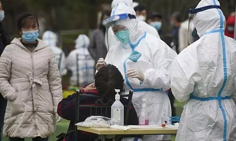 கொரோனா நோயாளிகளால் சீனாவில் நிரம்பி வழியும் ஆஸ்பத்திரிகள்