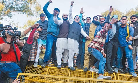 பிரதமர் மோடி குறித்து சர்ச்சை கருத்து: பாகிஸ்தான் வெளியுறவு மந்திரிக்கு மத்திய அரசு கடும் கண்டனம் தூதரகம் முன் பா.ஜனதா போராட்டம்