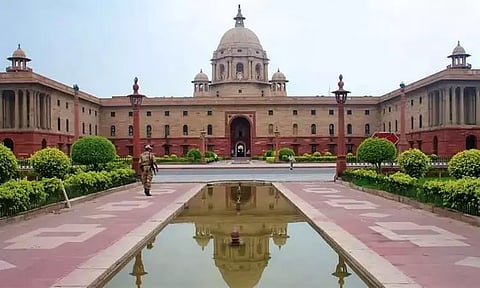 வாக்காளர் அடையாள அட்டையுடன் ஆதாரை இணைக்காதவர்களின் பெயர்கள் வாக்காளர் பட்டியலில் இருந்து நீக்கப்படாது மத்திய அரசு உறுதி