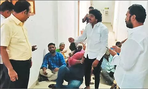 பூந்தமல்லி நகராட்சி கமிஷனரை முற்றுகையிட்டு பொதுமக்கள் ஆர்ப்பாட்டம்