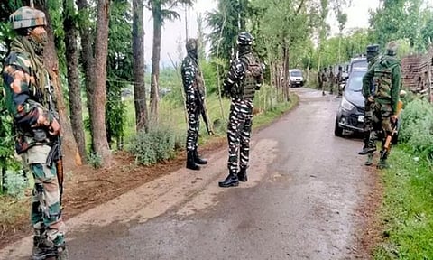 காஷ்மீரில் ராணுவ முகாம் அருகே துப்பாக்கிச்சூட்டில் உள்ளூர்வாசிகள் இருவர் பலி - மக்கள் போராட்டம்