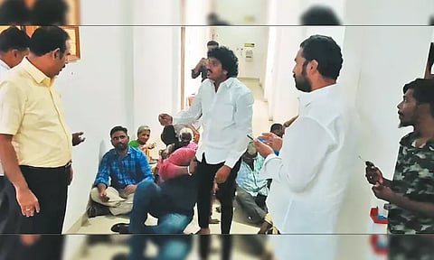 பூந்தமல்லி நகராட்சி கமிஷனரை முற்றுகையிட்டு பொதுமக்கள் ஆர்ப்பாட்டம்