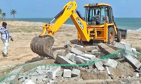 மாமல்லபுரம் கிழக்கு கடற்கரை சாலையில் ரூ.50 லட்சம் நிலம் மீட்பு