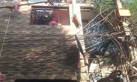 மனைவியுடன் சண்டை: 2 வயது குழந்தையை மாடியில் இருந்து வீசி விட்டு தானும் குதித்த கணவன்