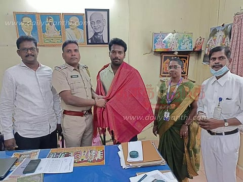 ரூ.4,500 போலீசில் ஒப்படைத்த வாலிபருக்கு பாராட்டு