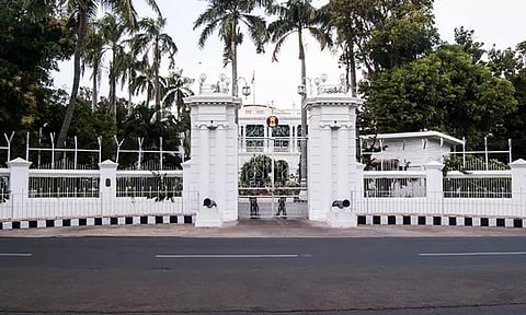 கவர்னர் மாளிகையில் விழுந்த மர்ம பொருள்... வெடிகுண்டு தடுப்பு பிரிவு போலீசார் ஆய்வு...!