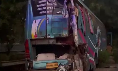 உ.பி: இரண்டு பஸ்கள் ஒன்றுடன் ஒன்று மோதி விபத்து... 3 பேர் பலி- 20 பேர் படுகாயம்