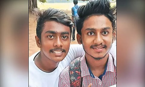 கார் மீது மோதாமல் இருக்க 'பிரேக்' பிடித்தபோது பரிதாபம்: லாரி சக்கரத்தில் சிக்கி கல்லூரி மாணவர்கள் 2 பேர் பலி