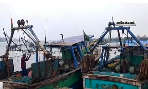 ராமேஸ்வரம் மீனவர்களை எல்லைக்குள் வரவிடாமல் விரட்டி அடித்த இலங்கை கடற்படையினர்