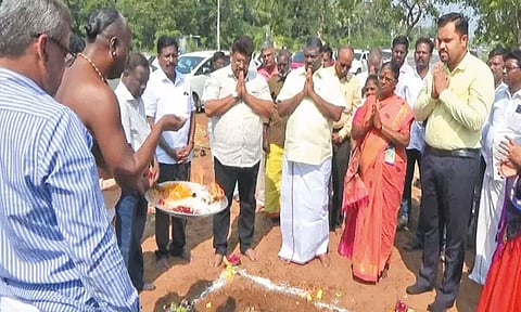 கிழக்கு கடற்கரை சாலையில் 10 கி.மீ. தூரம் மதில் சுவர்; செங்கல்பட்டு மாவட்ட கலெக்டர் அடிக்கல் நாட்டினார்