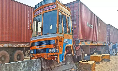 திருவொற்றியூரில் தடுப்பு சுவரில் கன்டெய்னர் லாரி மோதி விபத்து