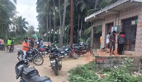 டாஸ்மாக் கடையை அகற்றக்கோரி கலெக்டர், முதல்-அமைச்சருக்கு மனு