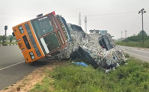 திண்டுக்கல் அருகே நான்கு வழிச்சாலையில் கவிழ்ந்த லாரி