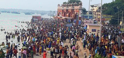 ராமேசுவரம் கோவிலில் குவிந்த பக்தர்கள்