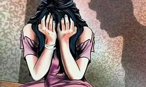 கணவரை விட்டுவிட்டு கள்ளக்காதலனுடன் ஓடிய பெண்ணுக்கு அடி உதை