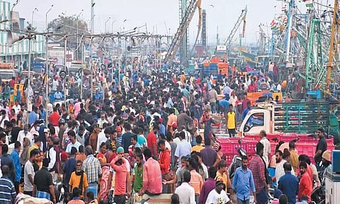 காசிமேட்டில் மீன் வாங்க குவிந்த பொதுமக்கள்