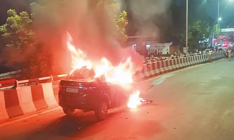 கத்திப்பாரா மேம்பாலத்தில் கார் தீப்பிடித்து எரிந்ததால் போக்குவரத்து பாதிப்பு