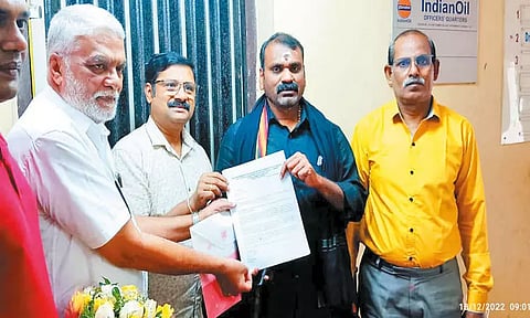 சென்னை புறநகர் பகுதி பொதுமக்கள் வசதிக்காக தேஜஸ் எக்ஸ்பிரஸ் ரெயிலை தாம்பரத்தில் நிறுத்தி செல்ல வேண்டும்; மத்திய மந்திரியிடம் கோரிக்கை மனு