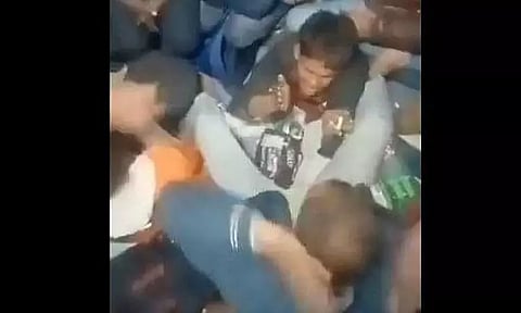 மொபைல் திருடிய வாலிபர் ஓடும் ரெயிலிலிருந்து தூக்கி வீசி கொலை