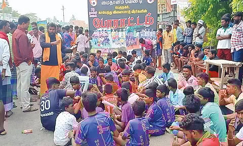 உத்திரமேரூர் அருகே விளையாட்டு மைதானம் அமைக்க கோரி சாலை மறியல்