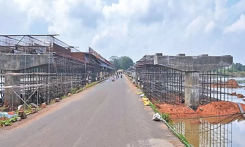 ஊத்துக்கோட்டை அருகே ஒதப்பை கொசஸ்தலை ஆற்றில் 2 புதிய பாலங்கள் அமைக்கும் பணிகளை விரைந்து முடிக்க பொதுமக்கள் கோரிக்கை