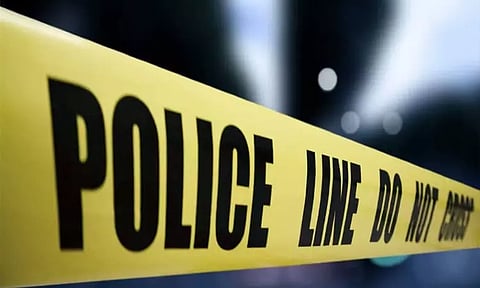 சிறுநீர் கழிக்க இறங்கிய வாலிபரிடம் கத்தி முனையில் மெர்சிடிஸ் காரை அபகரித்த கும்பல்